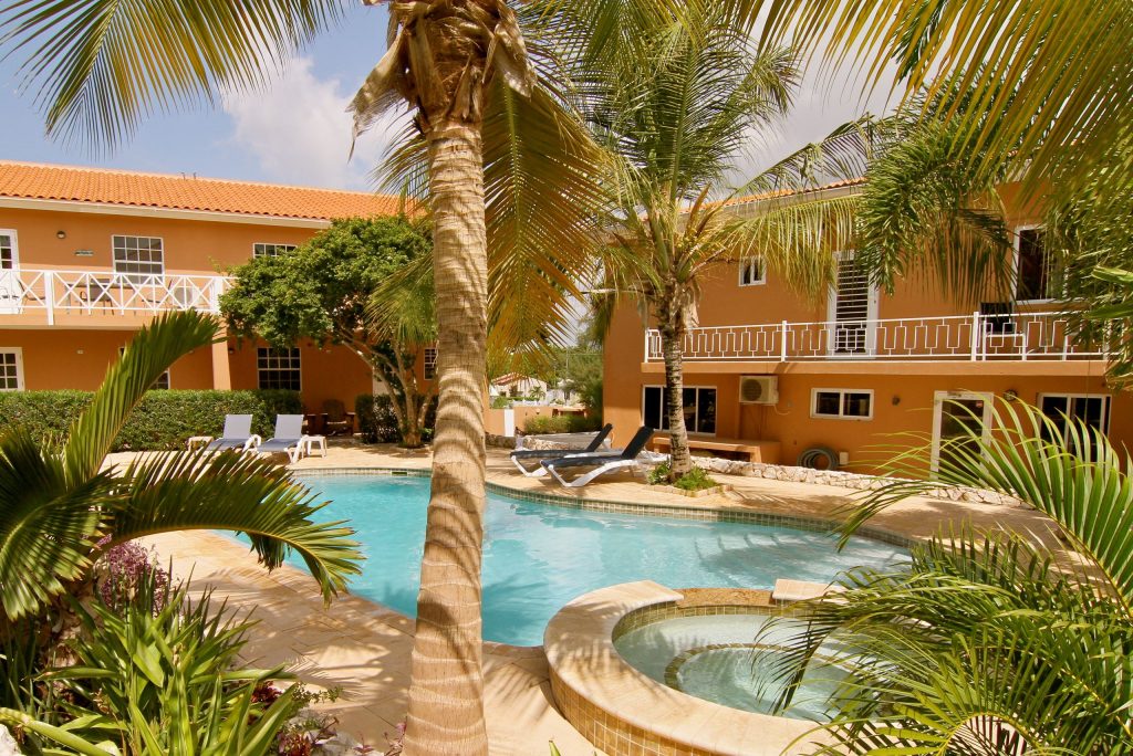 zwembad curinjo resort in willemstad curacao Zwembad van Curinjo Resort in Willemstad, Curacao