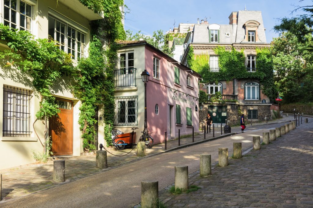 iStock 615261580 Straatje in Montmartre, Parijs