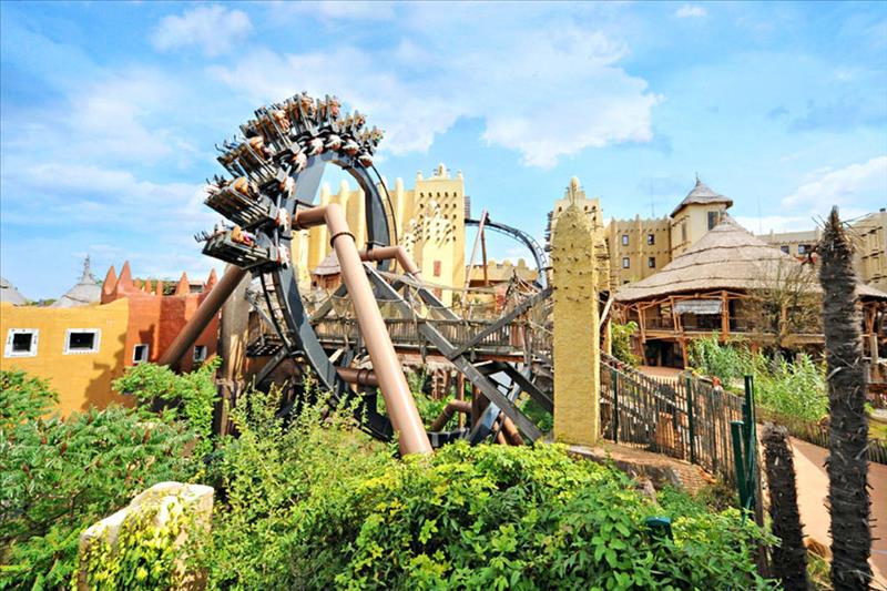 looping attractiepark phantasialand bruhl duitsland 1 Looping van een achtbaan in attractiepark Phantasialand in Brühl, Duitsland