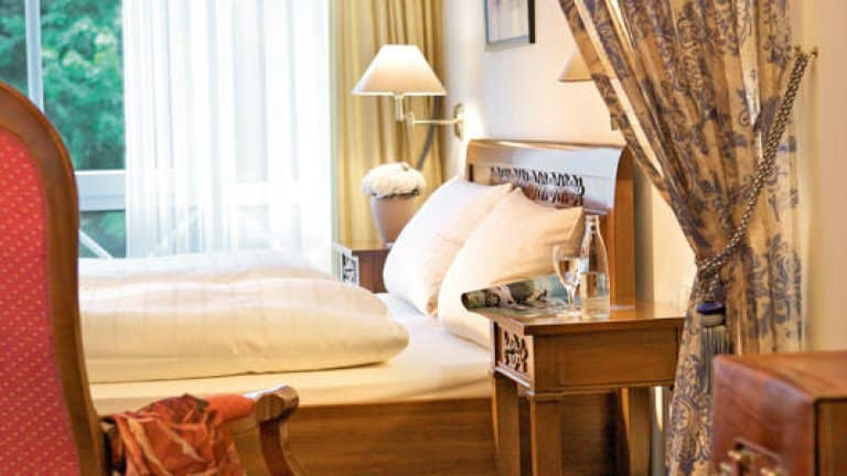 hotelkamer schlosshotel petry in treis karden duitsland Hotelkamer in Schlosshotel Petry in Treis-Karden, Duitsland