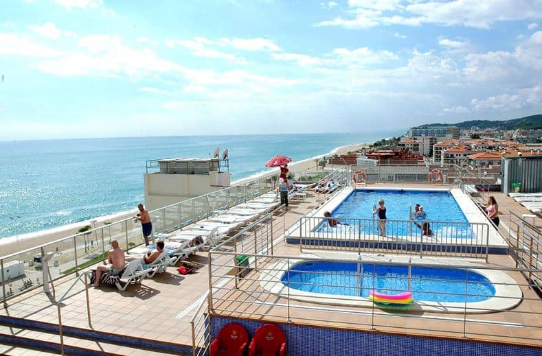 Zwembad van hotel Top Pineda Palace in Pineda de Mar, Spanje
