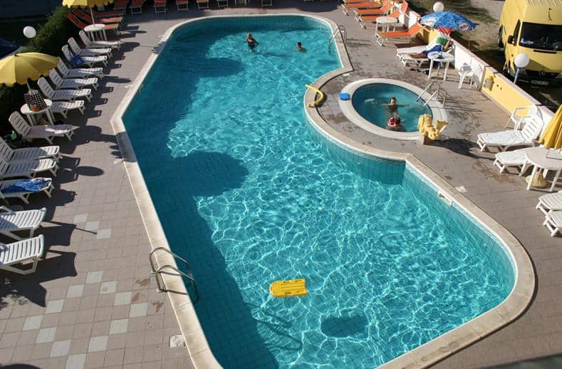 Zwembad van Parkhotel Serena in Rimini, Italië
