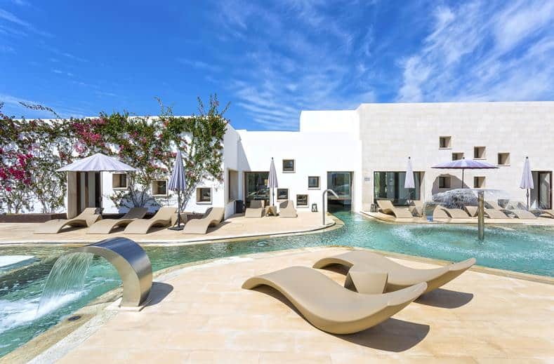 Ligstoelen bij het zwembad van Grand Palladium White Island in Playa d'en Bossa, Ibiza