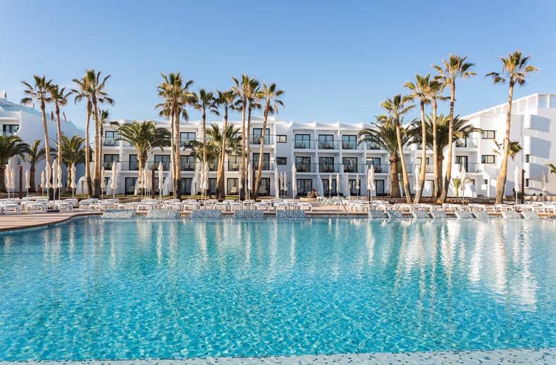 Zwembad van Grand Palladium White Island in Playa d'en Bossa, Ibiza