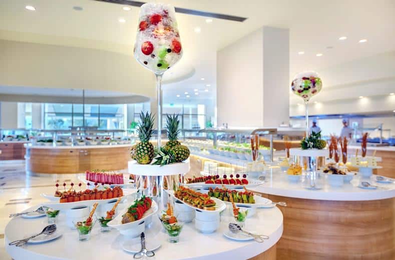 buffet la blanche island in guvercinlik turkije Buffet van La Blanche Island in Guvercinlik, Turkije