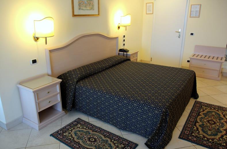 hotelkamer hotel salphio garden in giardini naxos sicilie Hotelkamer van Hotel S'Alphio Garden in Giardini-Naxos, Sicilië