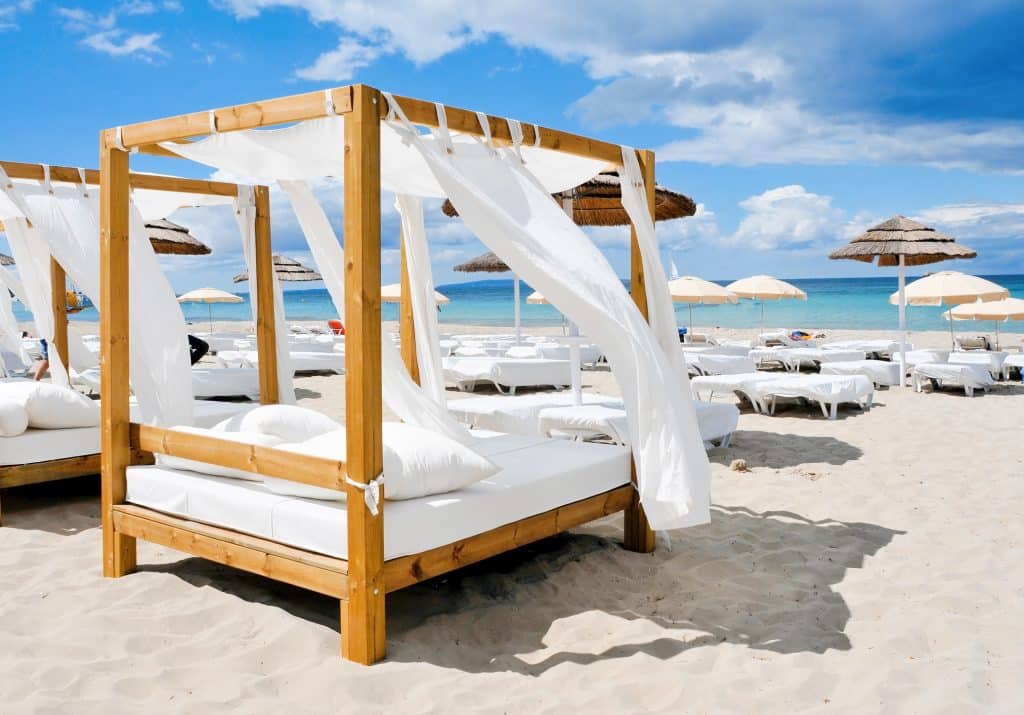 Strandbedden op het strand van Playa d'en Bossa op Ibiza, Spanje