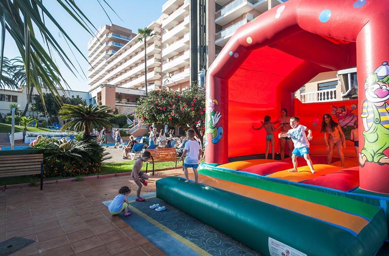 kinderen hotel triton in benalmadena spanje Springkussen van Hotel Triton in Benalmadena, Spanje