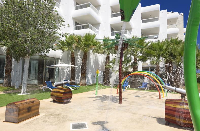 kinderen tropic garden in santa eulalia ibiza Waterspuitpark van Tropic Garden in Santa Eulalia, Ibiza