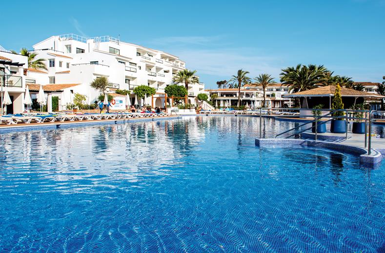 zwembad club bahamas in playa den bossa ibiza Zwembad van Club Bahamas in Playa d'en Bossa, Ibiza