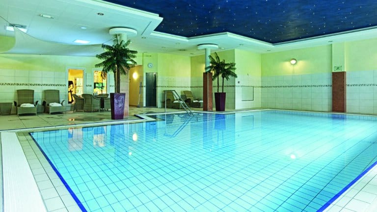 zwembad fletcher familiehotel paterswolde in eelde paterswolde drenthe Binnenbad van Fletcher Familiehotel Paterswolde in Eelde-Paterswolde, Drenthe