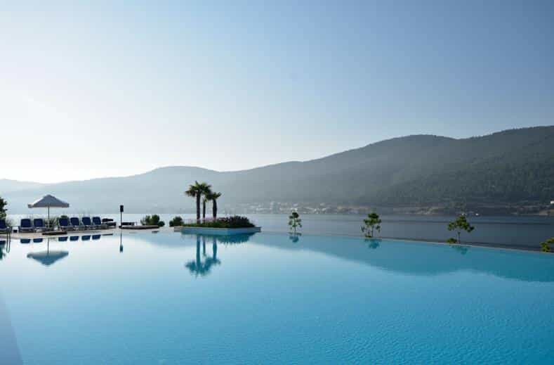 Zwembad van La Blanche Island in Guvercinlik, Turkije