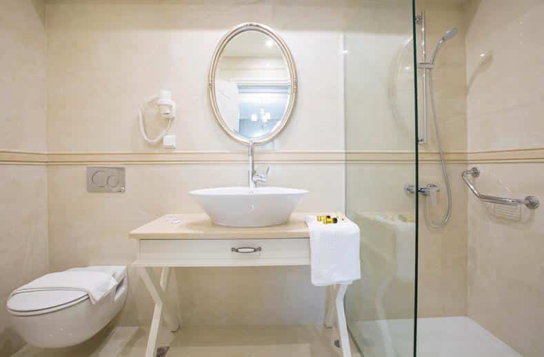badkamer hotel lefko in nidri lefkas Griekenland Badkamer van Hotel Lefko in Nidri, Lefkas