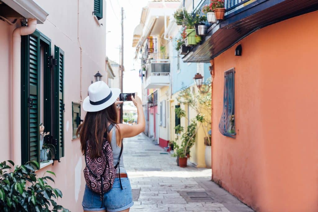 iStock 649699240 Vrouw maakt een foto in Nidri op Lefkas, Griekenland