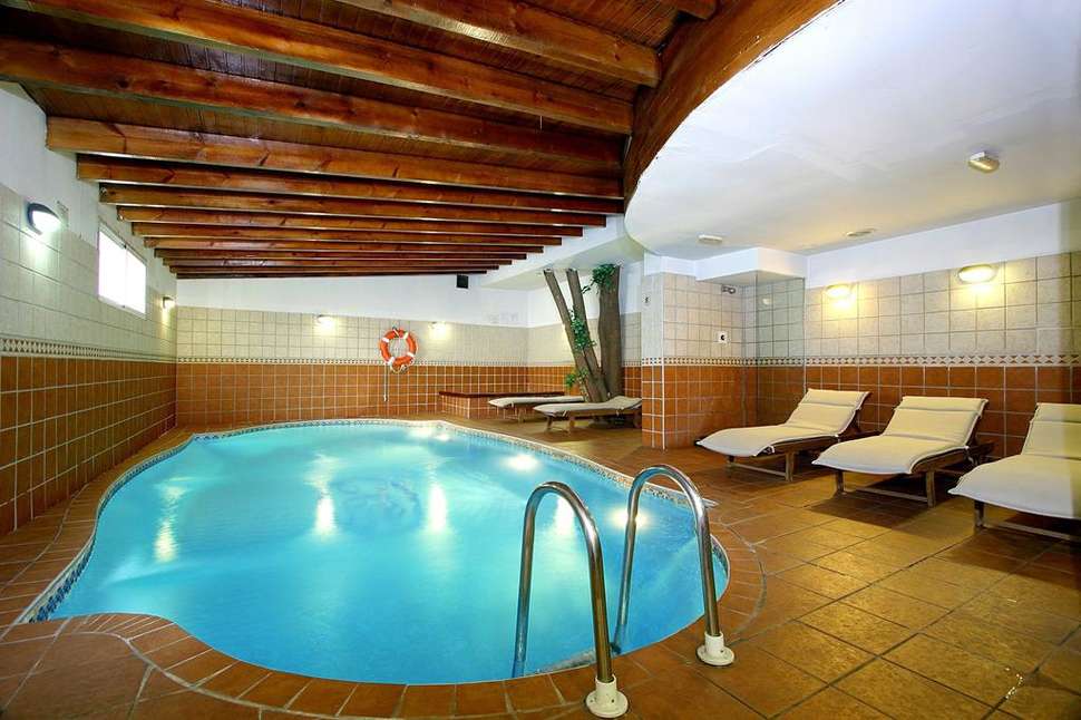 zwembad hotel casual valencia de las artes in valencia spanje Zwembad in Hotel Casual Valencia de las Artes in Valencia, Spanje