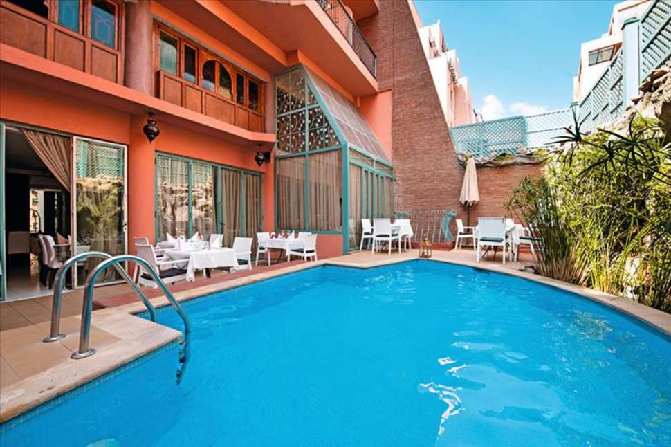 zwembad hotel le caspien in marrakech marokko Zwembad van Hotel le Caspien in Marrakech, Marokko