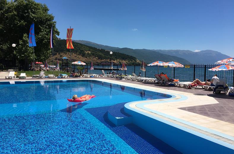 zwembad hotel mizo in ohrid macedonie Zwembad van Hotel Mizo in Ohrid, Macedonië