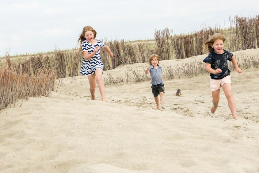Spelen in de duinen van Schoorl, Noord-Holland
