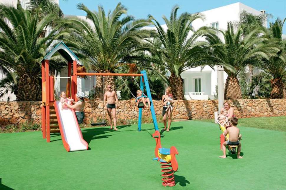 speeltuin appartementen acrogiali in malia kreta Speeltuin van Appartementen Acrogiali in Malia, Kreta