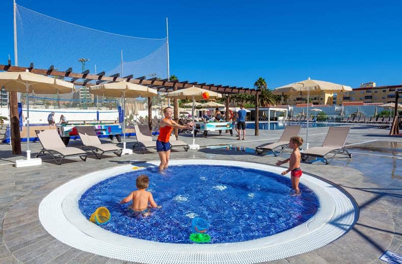 kinderen aparthotel barbacan in playa del ingles gran canaria Kinderbad van Aparthotel Barbacan in Playa del Ingles op Gran Canaria