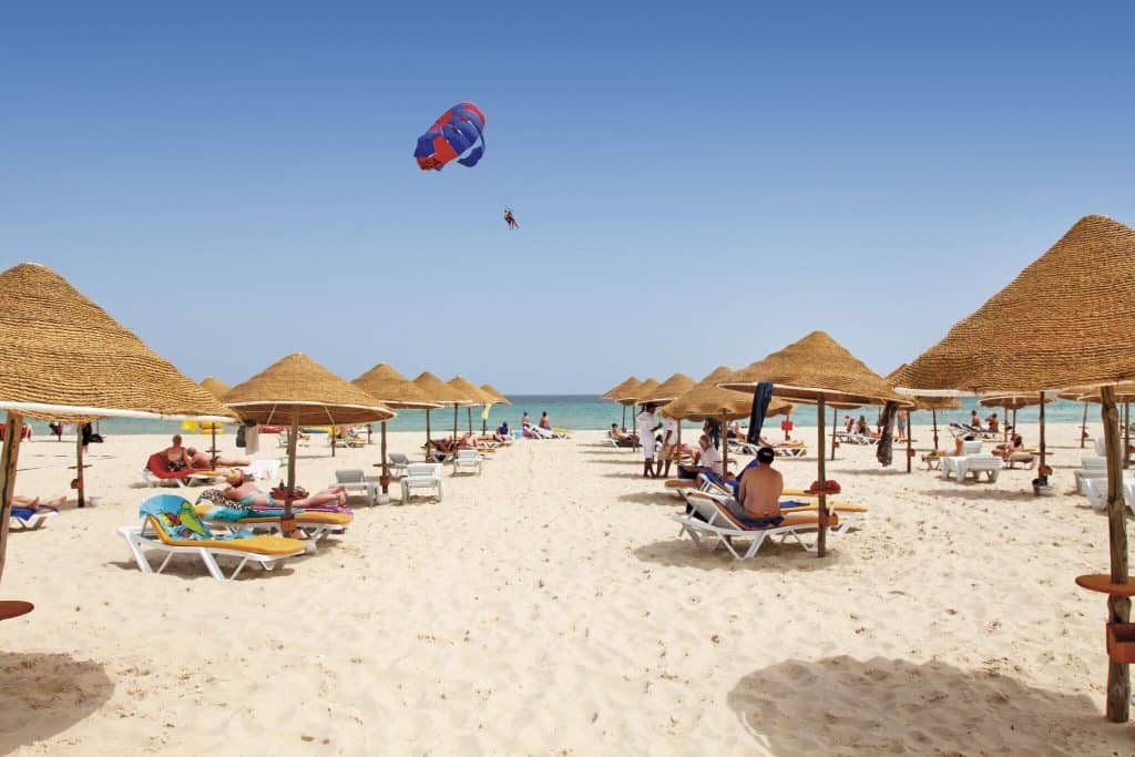 Strand van Tropicana hotel in Skanes, Tunesië