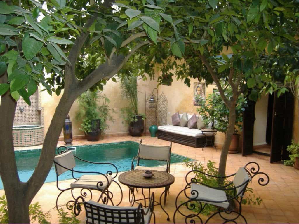 binnenplaats riad du petit prince in marrakech marokko Binnenplaats van Riad du Petit Prince in Marrakech, Marokko