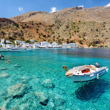 Boot drijft in superhelder water op Kreta