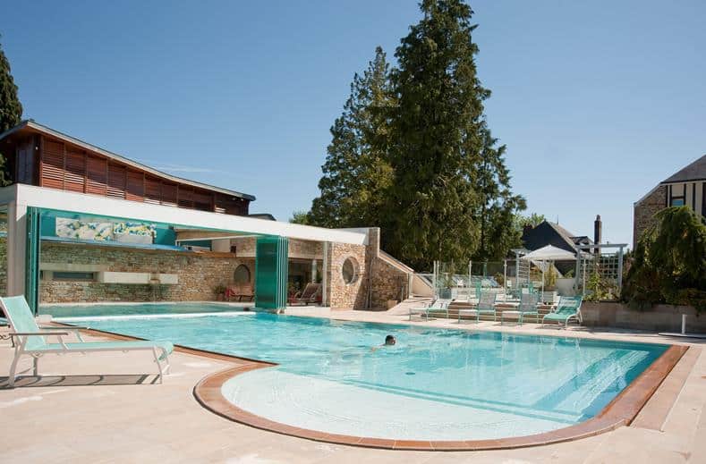 buitenbad hotel le manoir du lys in bagnoles de lorne frankrijk Zwembad van Hotel Le Manoir Du Lys in Bagnoles-De-L'Orne, Frankrijk