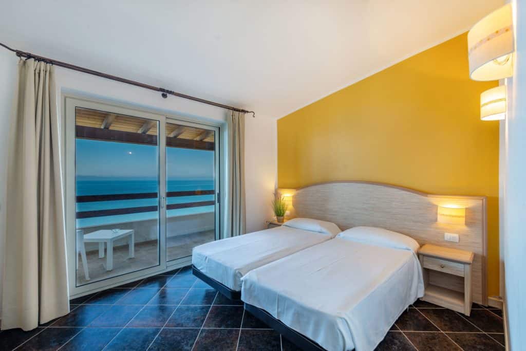 hotelkamer castelsardo resort village in castelsardo sardinie Hotelkamer van Castelsardo Resort Village in Castelsardo, Sardinië