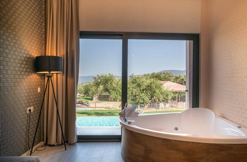 jacuzzi elegance luxury executive suites in tsilivi zakynthos Jacuzzi van Elegance Luxury Executive Suites in Tsilivi, Zakynthos