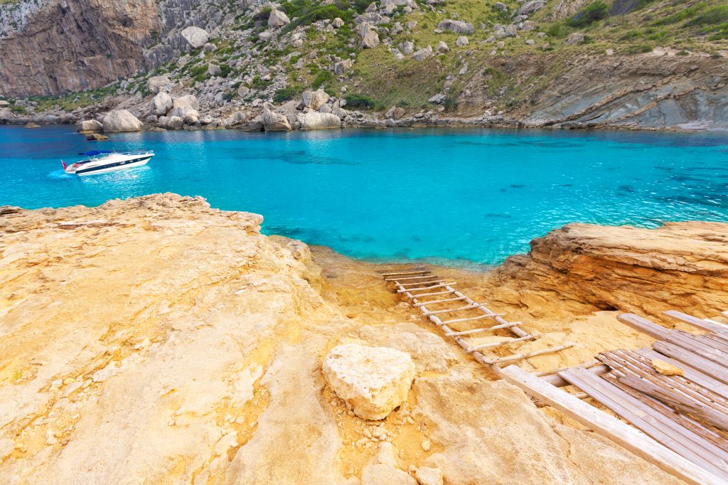 ladder water cala figuera mallorca Ladder in het water van Cala Figuera, Mallorca