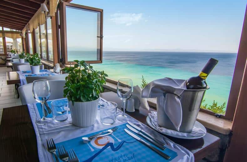 restaurant blue bay in afitos griekenland Diner van Blue Bay in Afitos, Griekenland