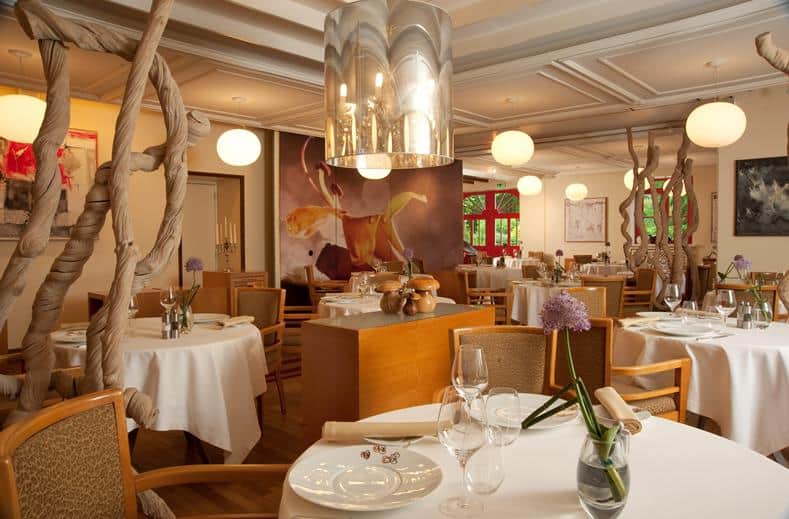 restaurant hotel le manoir du lys in bagnoles de lorne frankrijk Restaurant van Hotel Le Manoir Du Lys in Bagnoles-De-L'Orne, Frankrijk