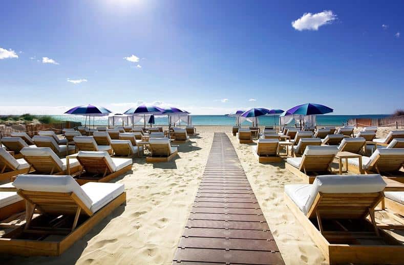 strand hard rock hotel ibiza in playa den bossa spanje Strand van Hard Rock Hotel Ibiza in Playa D'en Bossa, Spanje