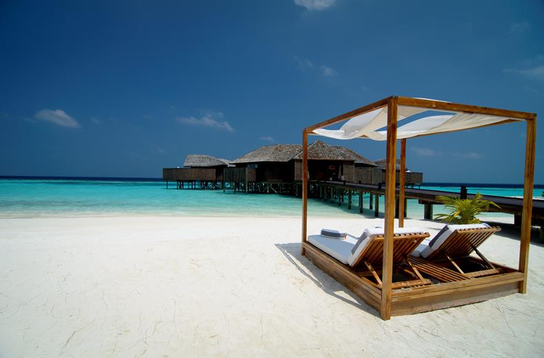 strand lily beach resort en spa in zuid ari atol malediven Strand van Lily Beach Resort en Spa in Zuid-Ari Atol, Malediven