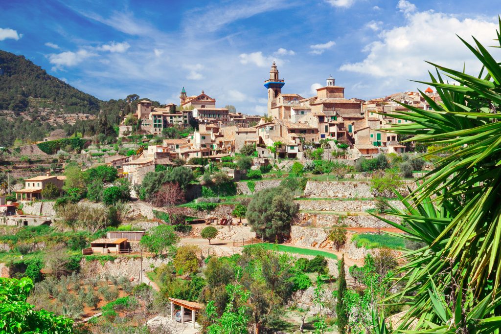 uitzicht toren kartuizerklooster valldemossa mallorca Uitzicht op een toren van het Kartuizerklooster in Valldemossa, Mallorca