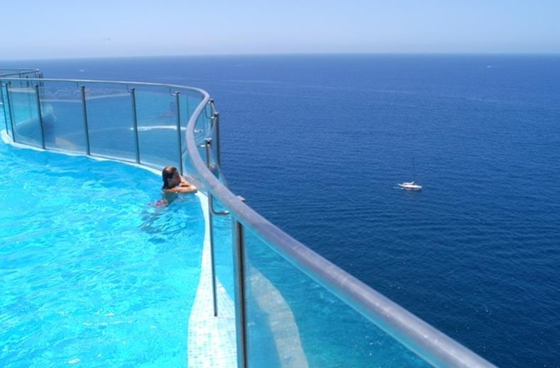 uitzicht zwembad zee gloria palace amadores in puerto rico gran canaria Uitzicht van het zwembad op zee van Gloria Palace Amadores in Puerto Rico, Gran Canaria