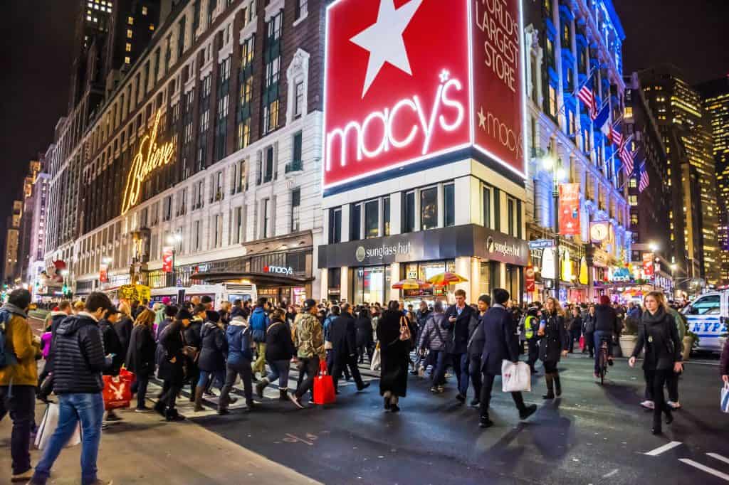 Vele shoppers en toeristen in Herald Square bij Macy's in New York, Verenigde Staten