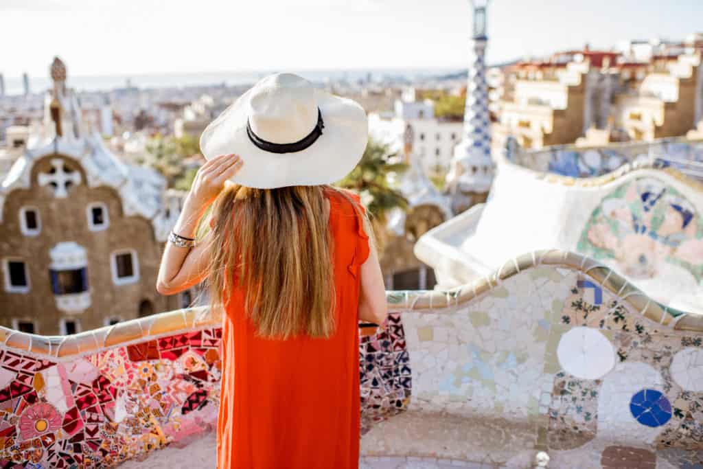 vrouw met hoed kijkt uit over barcelona spanje Vrouw met hoed kijkt uit over Barcelona in Spanje
