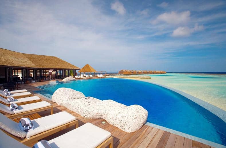 zwembad lily beach resort en spa in zuid ari atol malediven Zwembad van Lily Beach Resort en Spa in Zuid-Ari Atol, Malediven