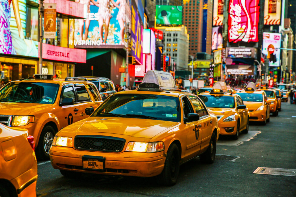 Taxi's op 7th Avenue op Times Square, New York, Verenigde Staten