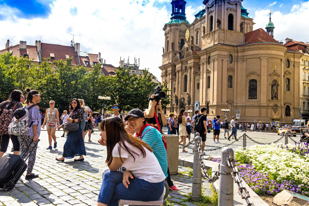 toeristen oude stadsplein praag tsjechie Toeristen op het oude stadsplein in Praag, Tsjechië