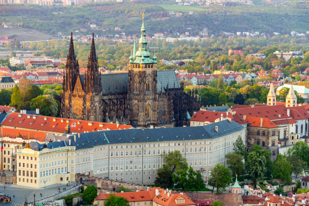 uitzicht sint vituskathedraal koninklijk paleis praag tsjechie Uitzicht op Sint Vituskathedraal en het Koninklijk Paleis van Praag in Tsjechië