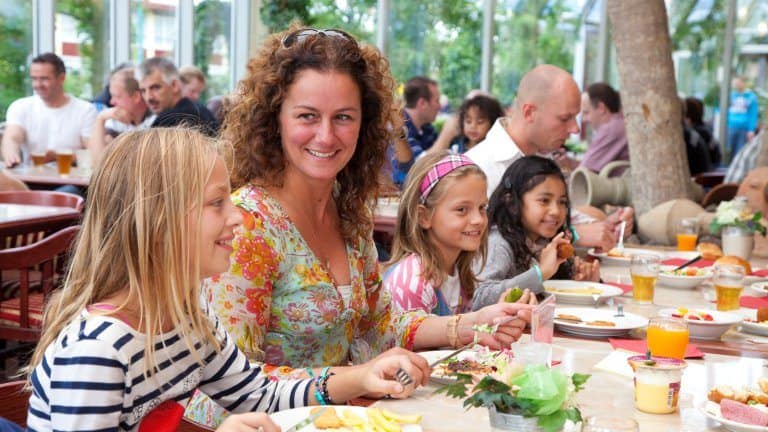 familie eten restaurant hotel en attractiepark wunderland kalkar in kalkar duitsland Familie aan het eten in het restaurant van Hotel en attractiepark Wunderland Kalkar in Kalkar, Duitsland