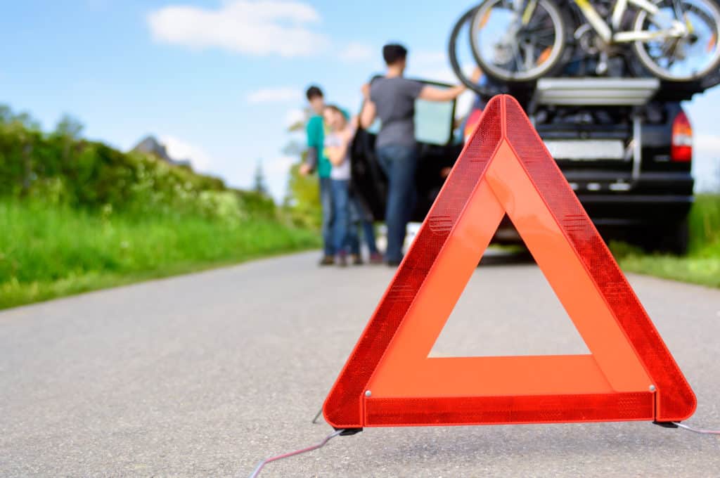 gevarendriehoek weg voor kapotte auto Gevarendriehoek op de weg voor een kapotte auto