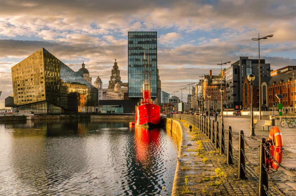 havenkade liverpool tijdens zonsondergang Havenkade van Liverpool tijdens zonsondergang