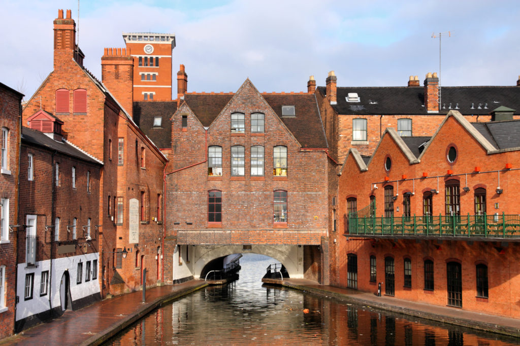 huizen met typische rode stenen boven rivier birmingham engeland Huizen met typische rode stenen boven een rivier in Birmingham, Engeland