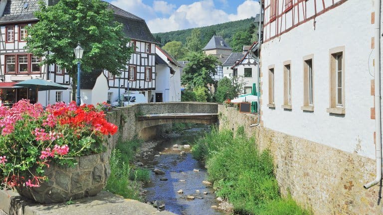 huizen rivier dorp altenahr duitsland Huizen en rivier in het dorp Altenahr in Duitsland