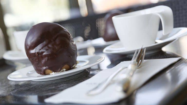 koffie bossche bol golden tulip hotel central in den bosch noord brabant Koffie en Bossche bol van Golden Tulip Hotel Central in Den Bosch, Noord-Brabant