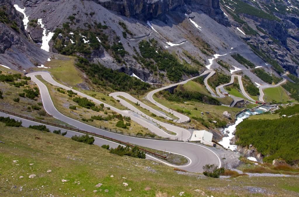 kronkelende weg stelviopas italie kronkelende weg stelviopas italie